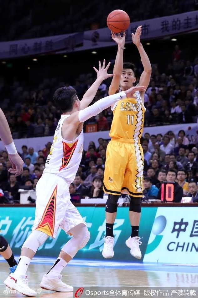 CBA季后赛京粤大战提前上演,深圳广厦联手奉献史诗级逆转 广厦队老将林志杰宝刀不老,在底角高高跃起出手三分,篮球在空中旋转,背景是深圳队球迷模糊的身影