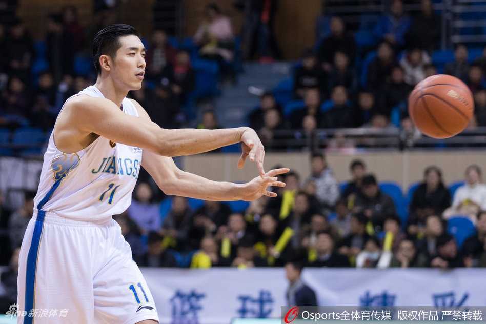 江苏队长易立持球加速突破广州队防线，老将风采依旧展现犀利突破