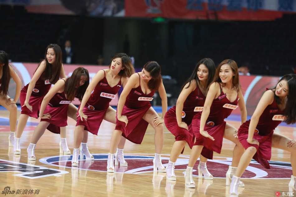 随着队形变换，一位宝贝被高高托起，犹如万众瞩目的焦点。她伸展的身姿在空中划出优美的弧线，力量与柔美并存。