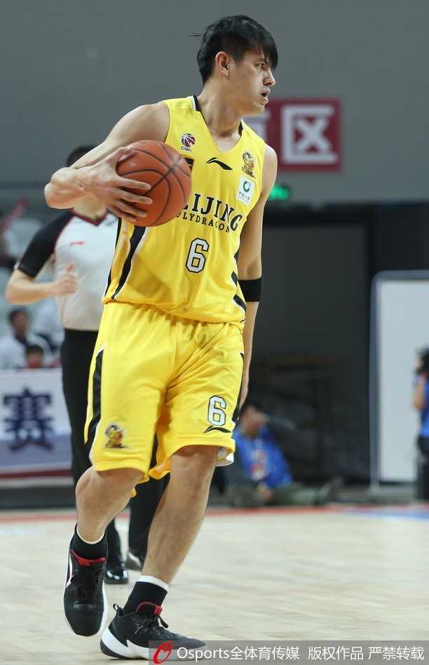 王征篮下强打造成犯规，他利用身高优势在浙江内线翻江倒海，虽然输了比赛，但他的两双数据值得尊敬。