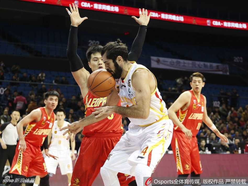 深圳队外援萨林杰拼到眉骨开裂，血洒赛场，但他简单包扎后便立刻重返战场，展现了极高的职业素养，篮下强攻依然势不可挡，虽然输掉了比赛，却赢得了所有人的尊重。