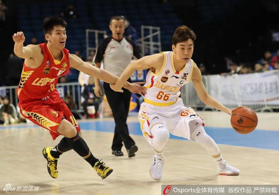 胜利的哨声吹响，同曦全队将士围在一起，忘情庆祝这场来之不易的逆转大胜，每个人的脸上都洋溢着自豪与喜悦，这一刻，他们共享荣耀，他们是青奥体育公园的主人。