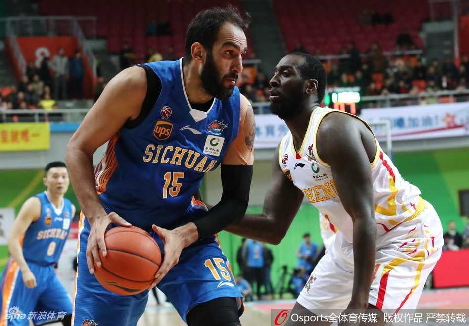 CBA常规赛第十轮南京同曦火力全开大胜四川,结束连败 同曦外援希克森面对四川内线哈达迪的防守,强硬上篮得分,眼神充满杀气