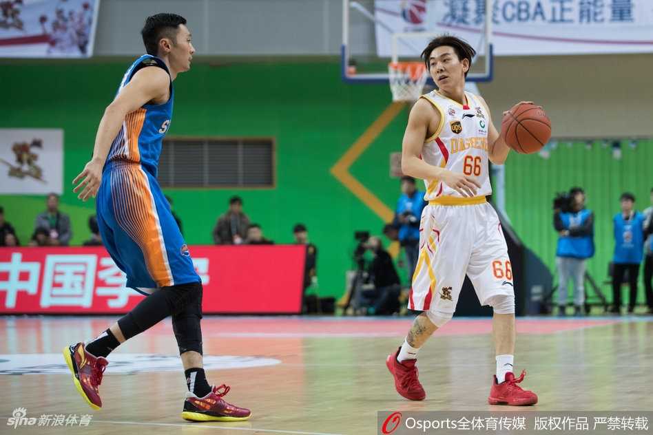 CBA常规赛第十轮南京同曦火力全开大胜四川,结束连败 同曦小外援琼斯运球过半场,面对防守做出花哨的胯下运球动作,引得观众欢呼