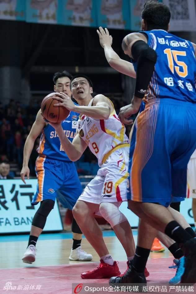 CBA常规赛第十轮南京同曦火力全开大胜四川,结束连败 同曦队长冯欣在边线发球,眼神坚定地观察场上局势,准备组织关键一攻