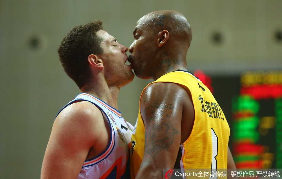 争球时刻人仰马翻，裁判哨响后，倒在地上的大个子们相视一笑，刚才的凶狠拼抢瞬间化作一丝尴尬又友好的默契。