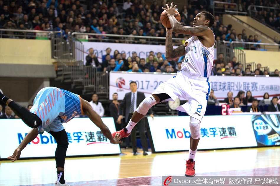 赢下关键战后，替补席球员一拥而上，将绝杀的英雄紧紧压在身下，从人堆里只伸出一只手，比出象征胜利的V字手势。