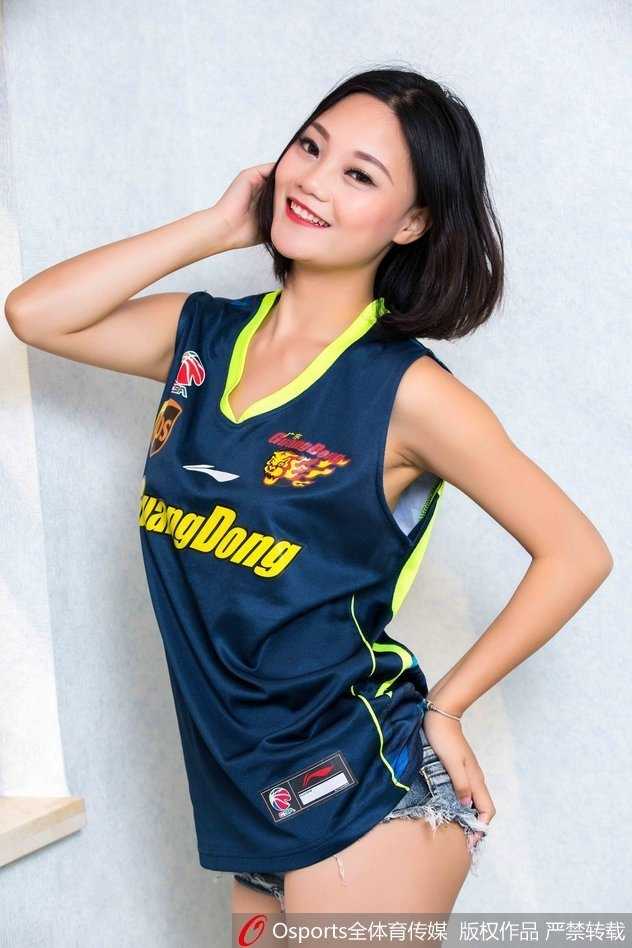 宝贝回眸一笑，长发披肩，紧身的球衣勾勒出完美身材曲线，背景是宏远的球队标识，画面充满动感。