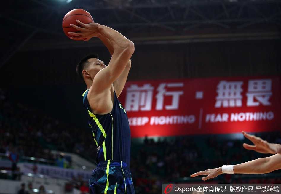 宏远领袖易建联在对方内线群中高高跃起，如飞来峰一般单手将球砸进篮筐，广州队的防守球员只能望球兴叹