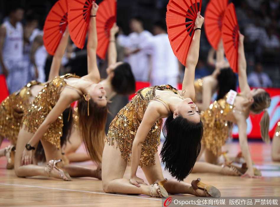 性感洋宝贝眼神魅惑，为广东队助威表演精彩瞬间