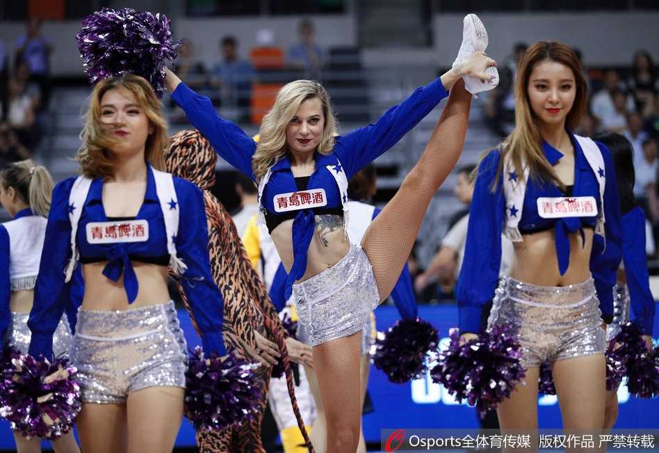 金发篮球宝贝激情热舞，长发飞扬瞬间定格赛场热情