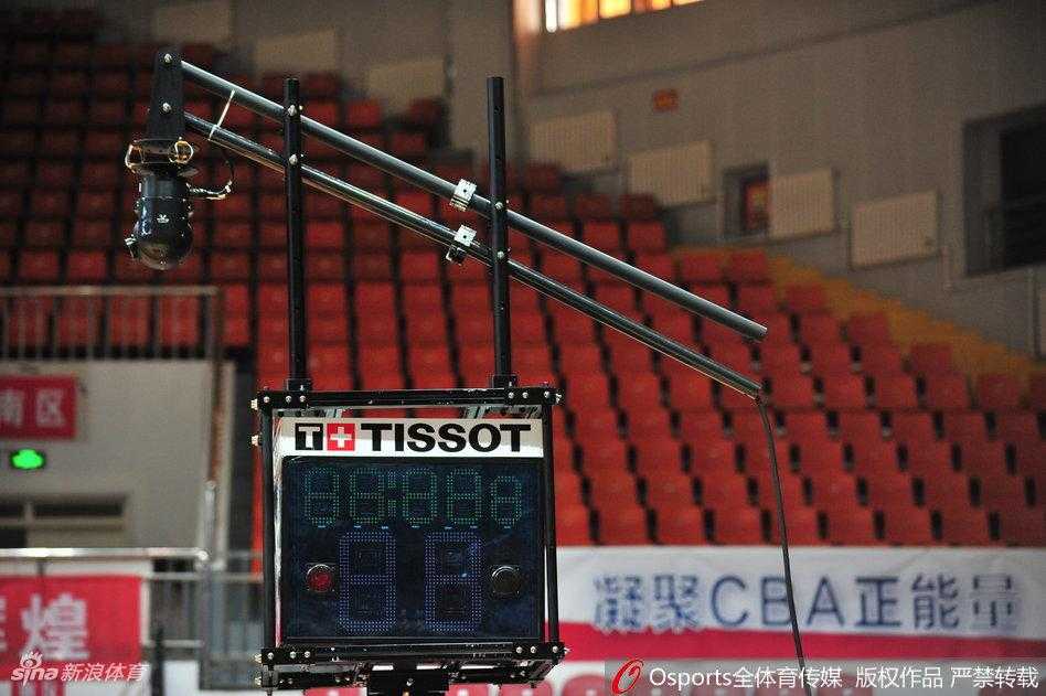 在红山体育馆的篮架下方，新增的特殊角度摄像机已安装完毕，这些小巧的设备将专门用于捕捉球员出手瞬间的脚下动作，为解决两分与三分的争议提供铁证