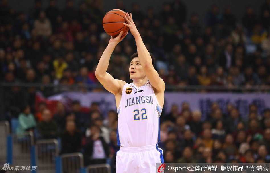 四川队核心刘炜沉稳组织进攻，他运球观察队友站位，用丰富的经验调动全队，试图在江苏队的严密防守中寻找破绽