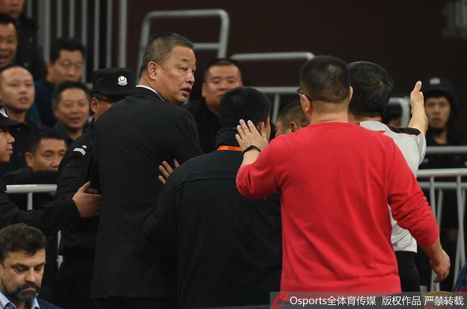 CBA改革阵痛中的一幕:新疆助教陆智强怒斥裁判遭驱逐,争议判罚催生联赛首份裁判报告 赛场上,新疆队外援亚当斯持球突破,面对山西队多名防守球员的围堵,他眼中充满杀气,奋力杀出一条血路。这场比赛他独砍51分,却依然无法为球队带来一场胜利,眼神中透露出无尽的遗憾与不甘。