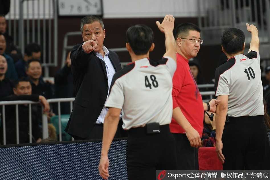 CBA改革阵痛中的一幕:新疆助教陆智强怒斥裁判遭驱逐,争议判罚催生联赛首份裁判报告 新疆队替补席瞬间炸开了锅,助教陆智强情绪激动地冲向场边,手臂挥舞着向裁判讨要说法,身边的翻译和队员奋力阻拦,却依然无法平息他心中的怒火。