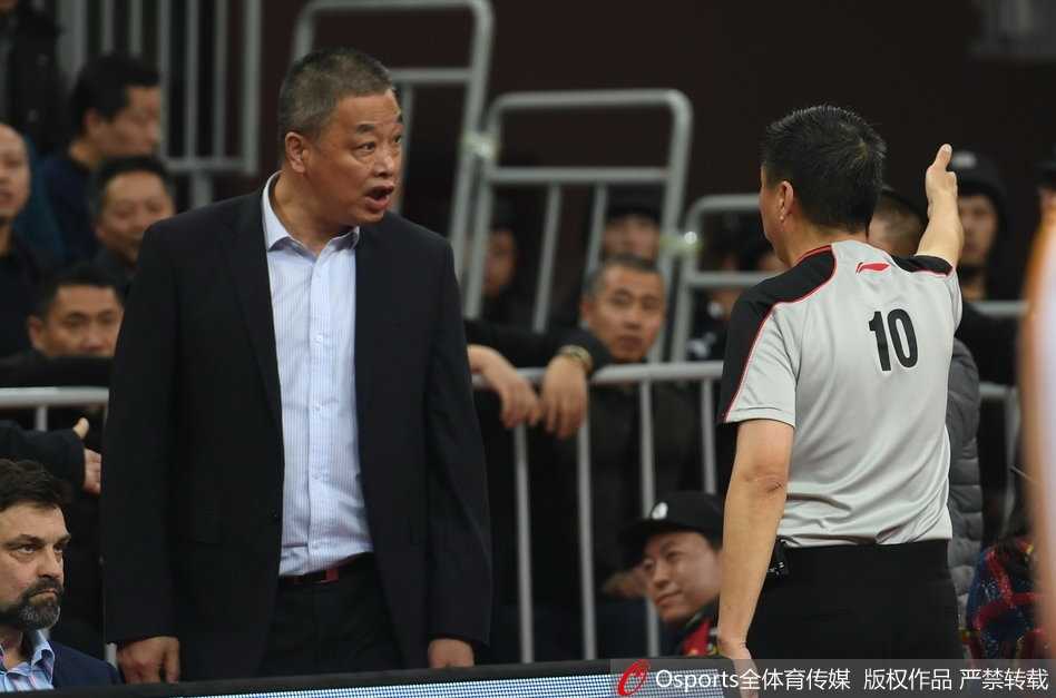 CBA改革阵痛中的一幕:新疆助教陆智强怒斥裁判遭驱逐,争议判罚催生联赛首份裁判报告 裁判的手势坚决而果断,没有丝毫回旋余地,直指场外,将情绪完全失控的陆智强请出赛场。陆智强在离场时依然满脸不甘,回望着赛场,仿佛要将这瞬间的争议深深烙印在记忆中。