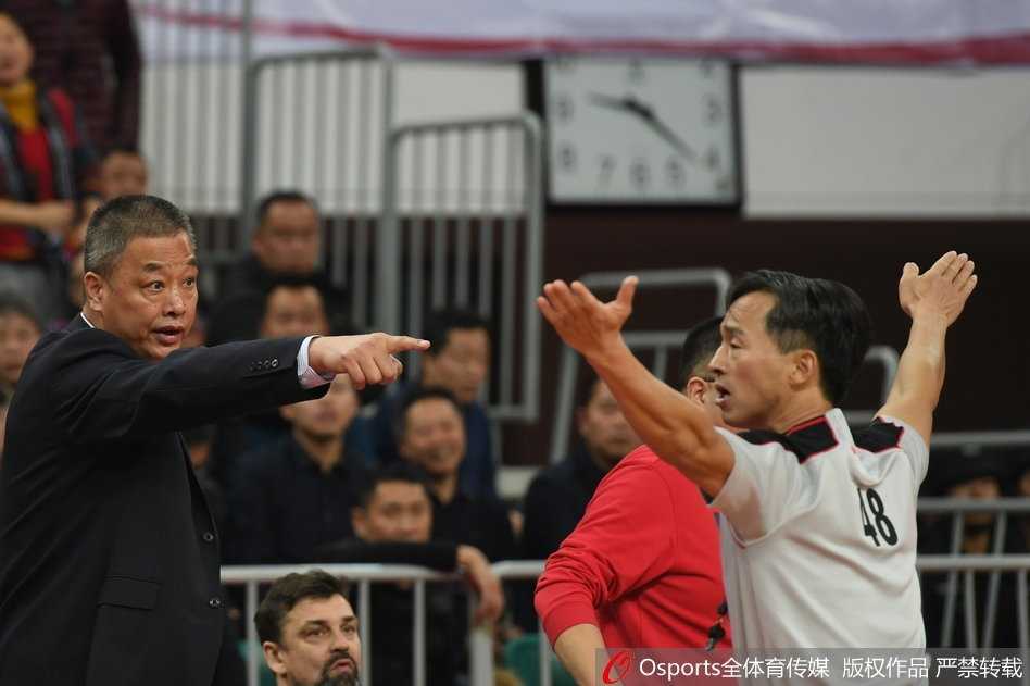 CBA改革阵痛中的一幕:新疆助教陆智强怒斥裁判遭驱逐,争议判罚催生联赛首份裁判报告 山西队外援斯科拉在内线翻江倒海,凭借梦幻般的脚步晃开新疆队的防守,轻巧地将球送入篮筐。这位阿根廷“钻石”用经验和技术主宰了比赛,全场轰下37分18篮板的大号两双,成为球队获胜的基石。