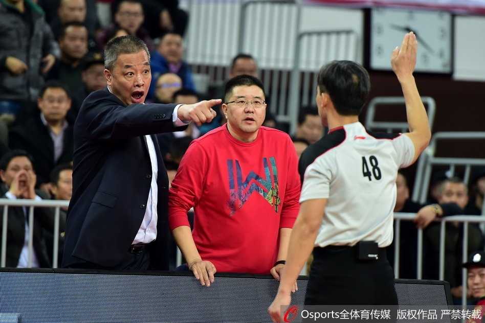 CBA改革阵痛中的一幕:新疆助教陆智强怒斥裁判遭驱逐,争议判罚催生联赛首份裁判报告 终场哨响,比分定格在116-114。山西球员们兴奋地拥抱在一起,庆祝这场来之不易的胜利;而新疆队的球员们则神情落寞,默默走向更衣室。一场充满故事与争议的比赛,最终以这样的画面落下帷幕,留给人们无尽的思索。