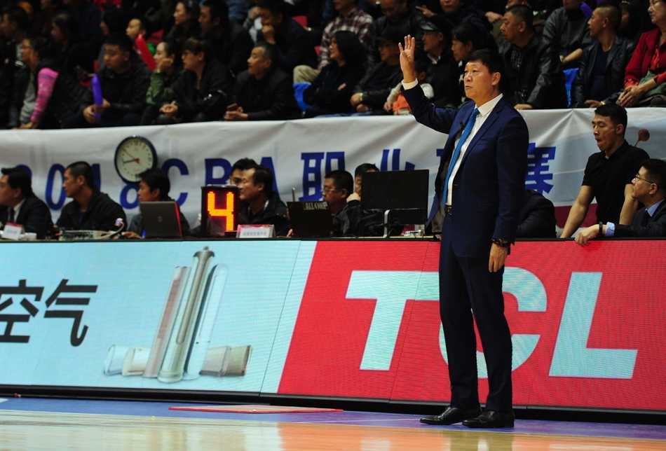 亚当斯在吉林队两人的严密夹击下，依然闲庭信步般地运球突破，眼神里充满了杀手的冷酷与自信。