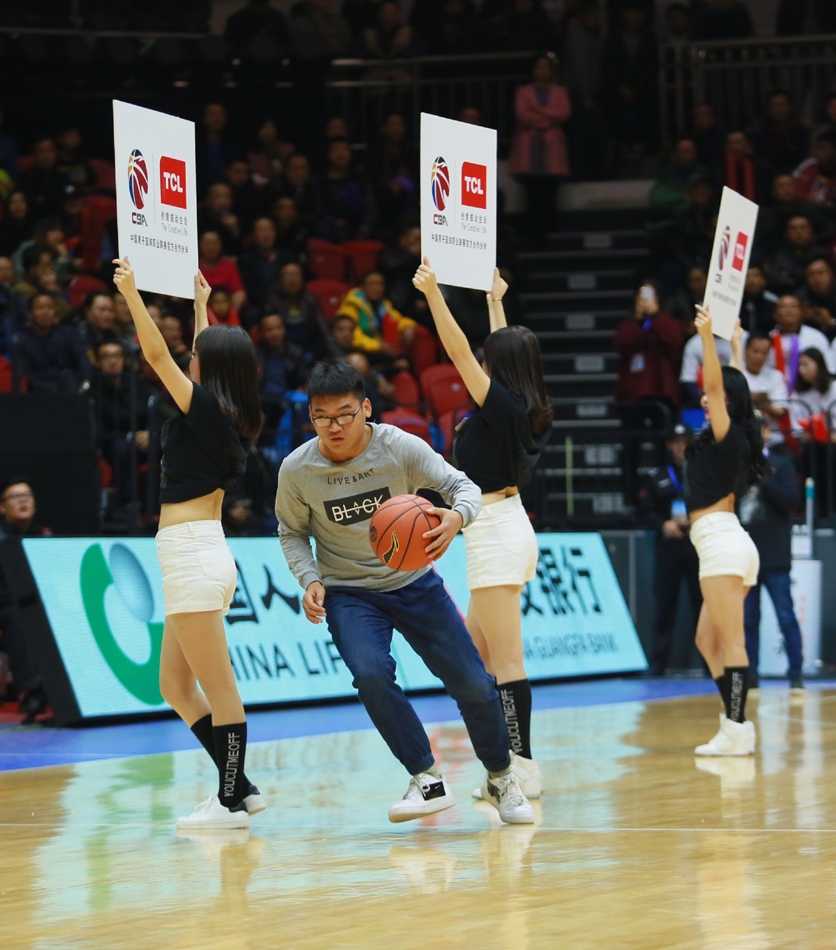 面对吉林内线的长臂干扰，孙桐林用一个极其舒展的勾手动作将球送出，篮球在空中划出一道彩虹般的弧线，稳稳落入网窝。