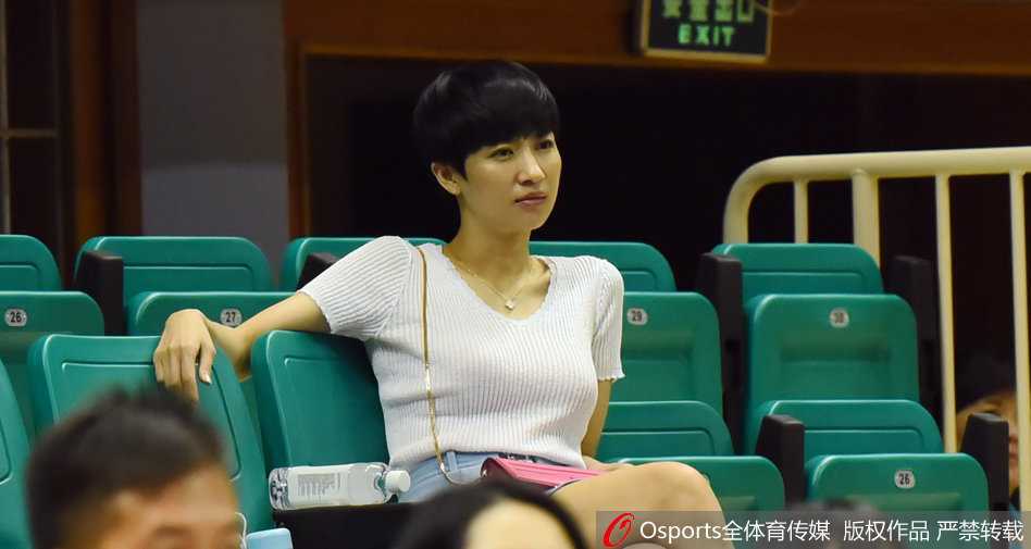 伍伯兰在场边专注凝视比赛，短发干练，眼神中透露出对球队表现的深切关注。