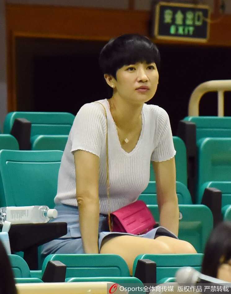 比赛间隙，伍伯兰神情专注地与身边的人交流，似乎在探讨场上的战术变化。