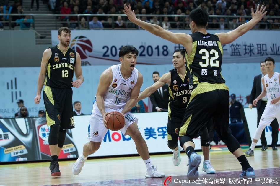 江苏核心马尚·布鲁克斯面对山东高速的严密包夹，以一记极具艺术性的背后运球闪出空间，眼神中透露着杀手的冷峻。