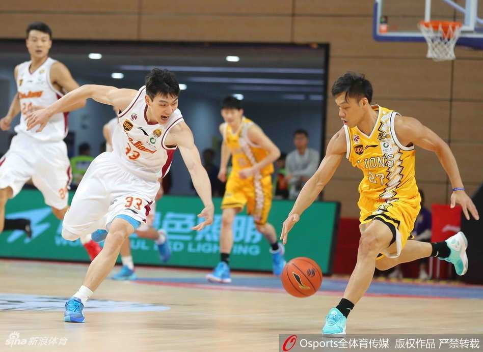 广厦队的年轻核心胡金秋在浙江队内线群中高高跃起，用一记精彩的补篮展现了自己“胡金秋”的本色，他的脸上写满了对胜利的渴望。