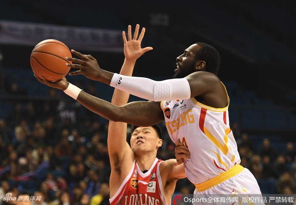 CBA激战同曦惜败广州,帕戈离场难阻末节狂飙 广州队外援在完成一次高难度上篮后,面对疯狂追分的同曦队,脸上没有丝毫松懈,只有对胜利更加坚定的专注。