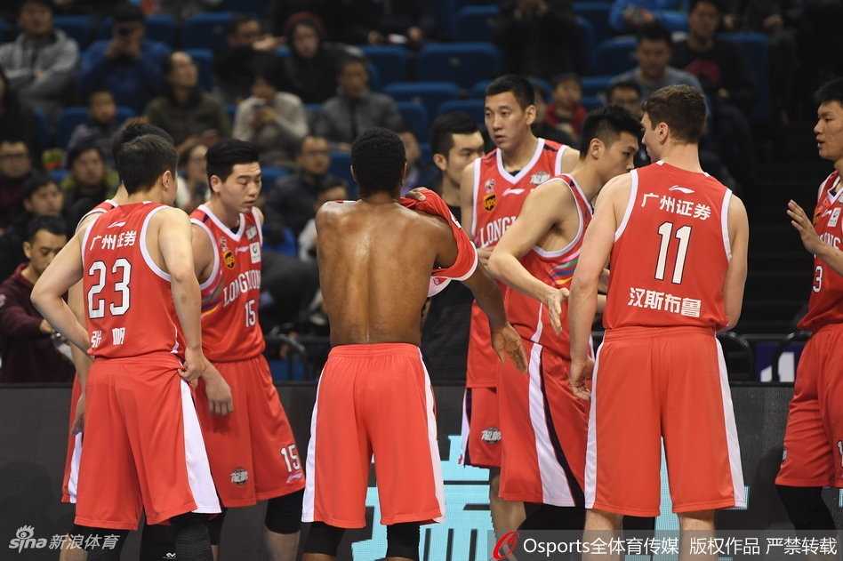 CBA激战同曦惜败广州,帕戈离场难阻末节狂飙 比赛结束的瞬间,同曦球员们难掩失落,低头走向替补席,背后是广州队球员庆祝胜利的身影,这一瞬的落寞预示着下一次奋起的开始。