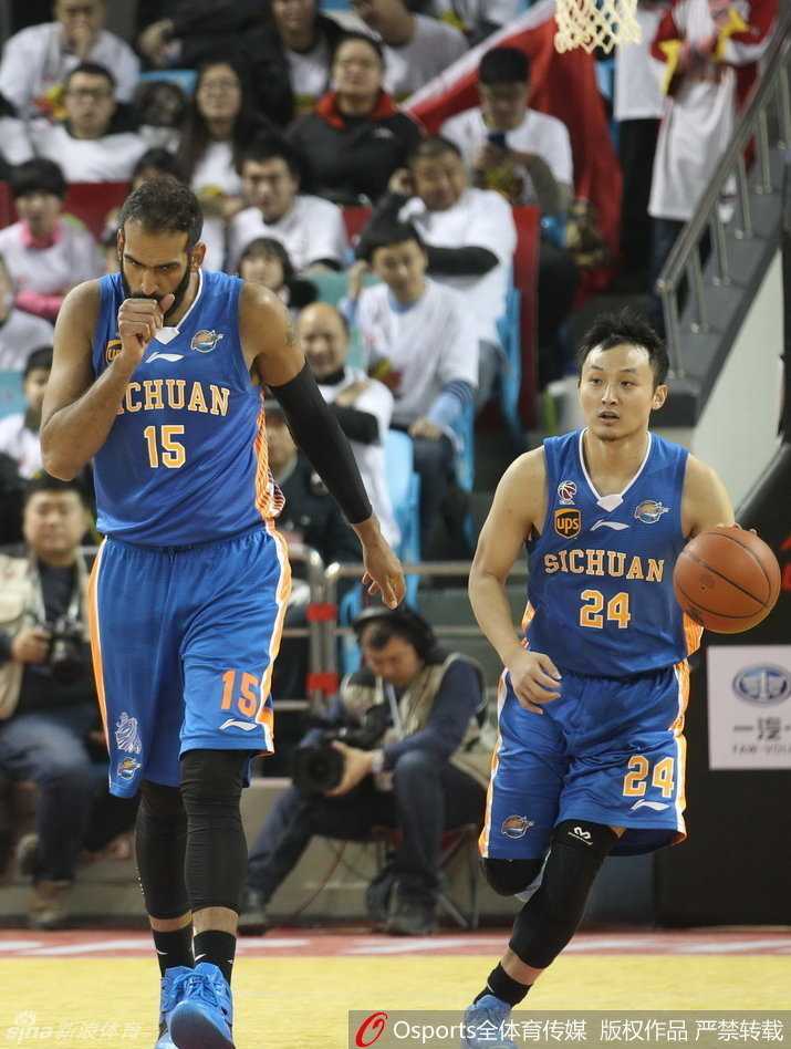 激烈拼抢中，双方球员为了球权同时倒地，眼神却都死死盯着空中的篮球，这是赛场上一秒钟都不肯放弃的拼搏精神缩影。