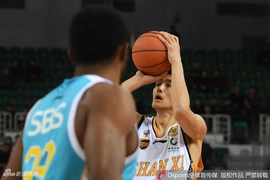 CBA激战太原:斯科拉狂轰36分引领山西,终场一分险胜送福建三连胜止步 老将斯科拉在福建队内线群中高高跃起,以一记巧妙的勾手完成得分,眼神中透露出不可动摇的坚定与杀气。