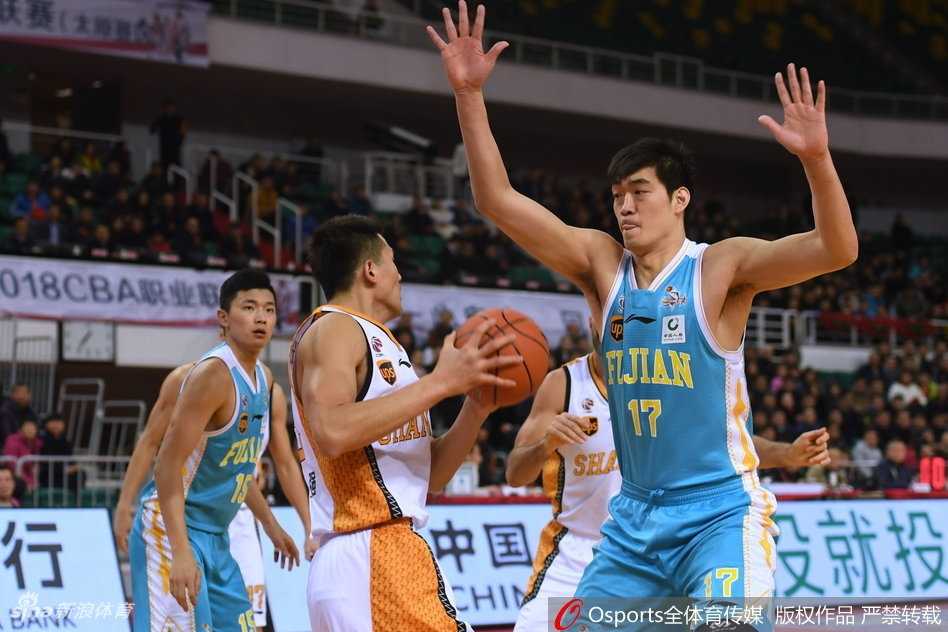 CBA激战太原:斯科拉狂轰36分引领山西,终场一分险胜送福建三连胜止步 奇兵张泽龙在命中三分后激情怒吼,年轻的脸上满是难以抑制的兴奋与骄傲,这是他职业生涯的荣耀时刻。