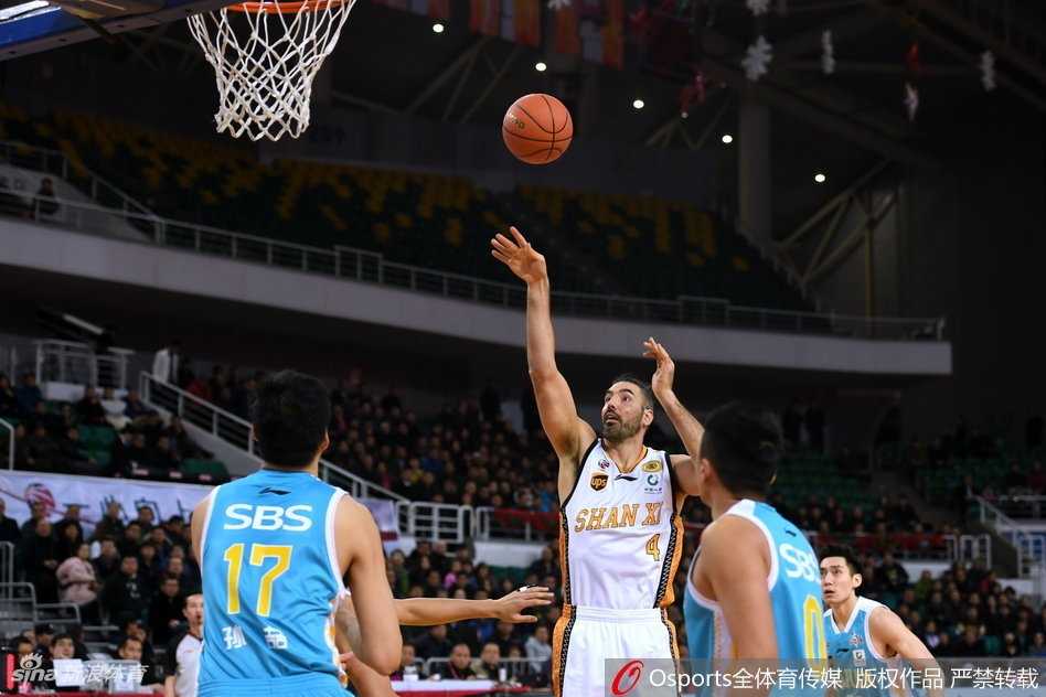 CBA激战太原:斯科拉狂轰36分引领山西,终场一分险胜送福建三连胜止步 福建外援哈里斯在山西多人包夹下奋力摘下前场篮板,双臂肌肉紧绷,展现了必胜的决心和强悍的身体素质。