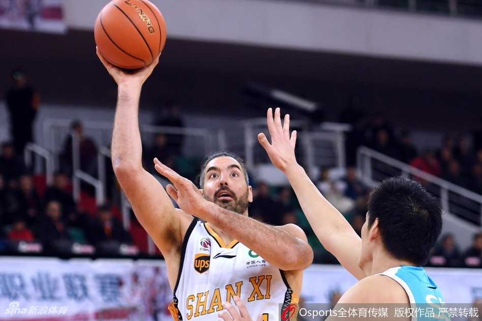 CBA激战太原:斯科拉狂轰36分引领山西,终场一分险胜送福建三连胜止步 陈林坚在失去平衡的情况下,依然在空中调整出手,皮球划过一道完美弧线空心入网,这是他全场火热手感的最佳写照。