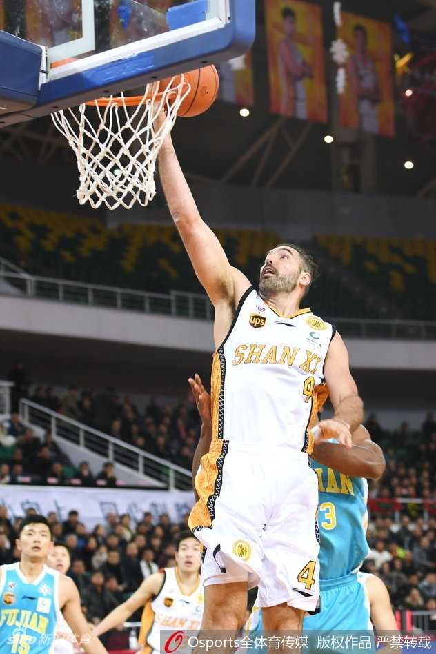 CBA激战太原:斯科拉狂轰36分引领山西,终场一分险胜送福建三连胜止步 终场哨响后,斯科拉如释重负,激动地与队友沃伦紧紧相拥,这场一分险胜的喜悦和艰辛,全写在了两人的脸上。