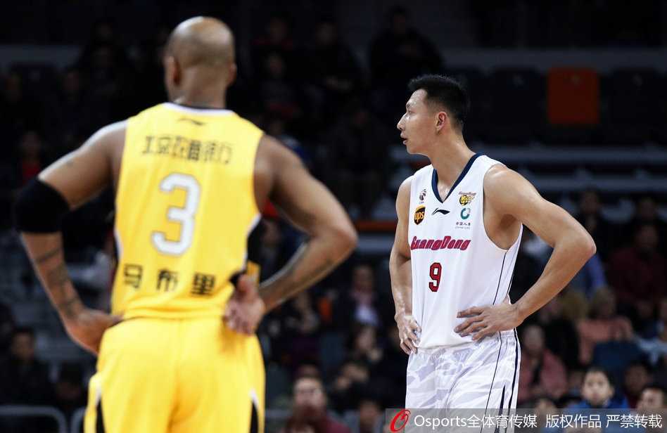 马布里眼神坚毅，犹如冷静的猎手，面对广东队的贴身紧逼，依然稳健地将球控制在手中，随时准备撕开防线。