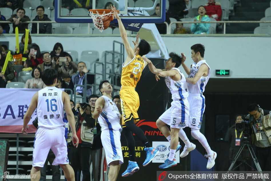 上海大鲨鱼外援弗雷戴特面对青岛双星多人包夹，如灵蛇般强行突破上篮，身体在空中扭曲成一道弧线，展现超级得分手的本色。