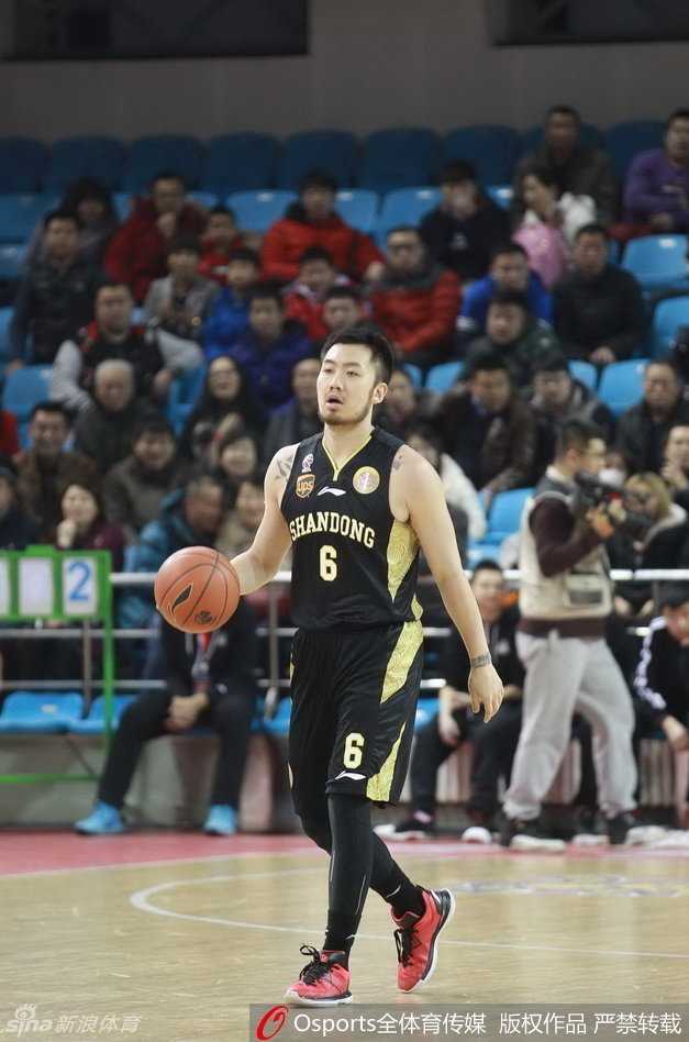 吉林东北虎与山东高速的球员在篮下纠缠在一起，肌肉碰撞声仿佛穿透屏幕，双方眼神中都透着对篮板球的绝对渴望。