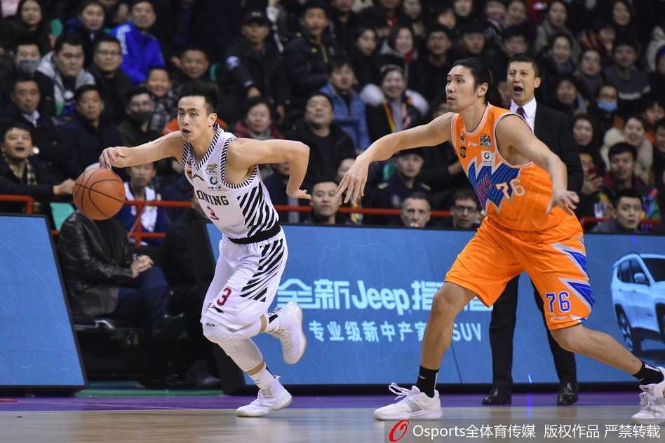 CBA激战:辽宁本钢主场逆转上海,哈德森闪耀率队双杀 辽宁男篮首发五虎赛前聚首,眼神中透露出对胜利的坚定渴望
