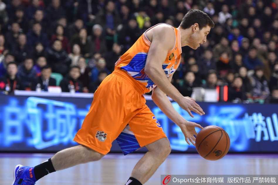 CBA激战:辽宁本钢主场逆转上海,哈德森闪耀率队双杀 上海队外援弗雷戴特面对辽宁球员的扑防,冷静跳投,眼神充满自信