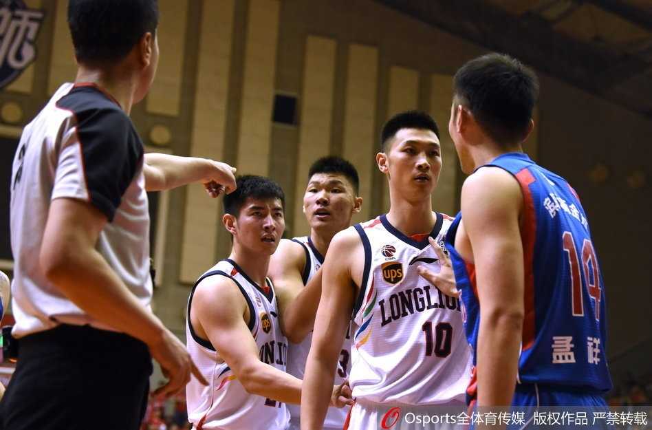 天津队外援霍尔曼面露怒色，手臂紧紧箍住皮球，身边的广州队防守球员寸步不让，双方胸脯顶着胸脯，眼神交汇处仿佛能擦出火花，火药味隔着屏幕都能感受到。