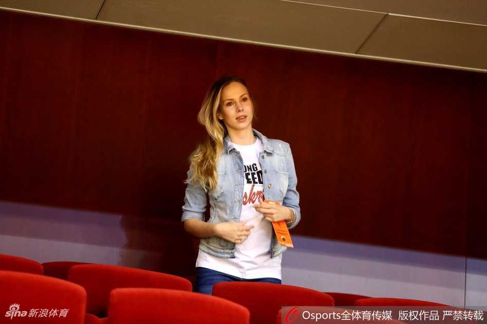 CBA焦点战中的一抹温柔暖色:莫泰尤纳斯爱妻看台助阵记 宝莲娜安静地坐在观众席上,五官深邃立体,即使在人声鼎沸的球馆中,也难掩那份优雅沉静的独特气质。