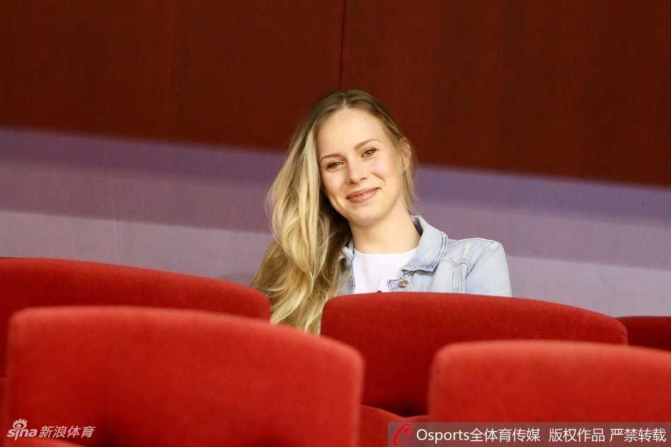 CBA焦点战中的一抹温柔暖色:莫泰尤纳斯爱妻看台助阵记 莫泰妻子在场边神情微动,似乎正为场上一次激烈的身体对抗而揪心,金色的发丝在顶灯的照耀下泛着微光。