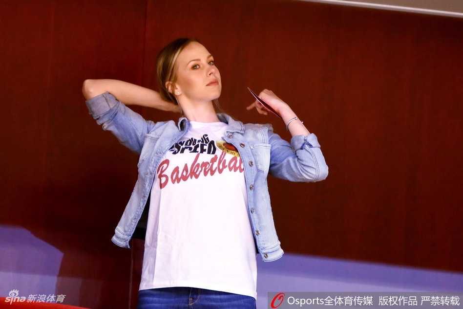 CBA焦点战中的一抹温柔暖色:莫泰尤纳斯爱妻看台助阵记 比赛进入白热化阶段,莫泰妻子双手轻轻交叠,眼神中透露出坚定与信任,仿佛在用无声的语言支持着爱人。