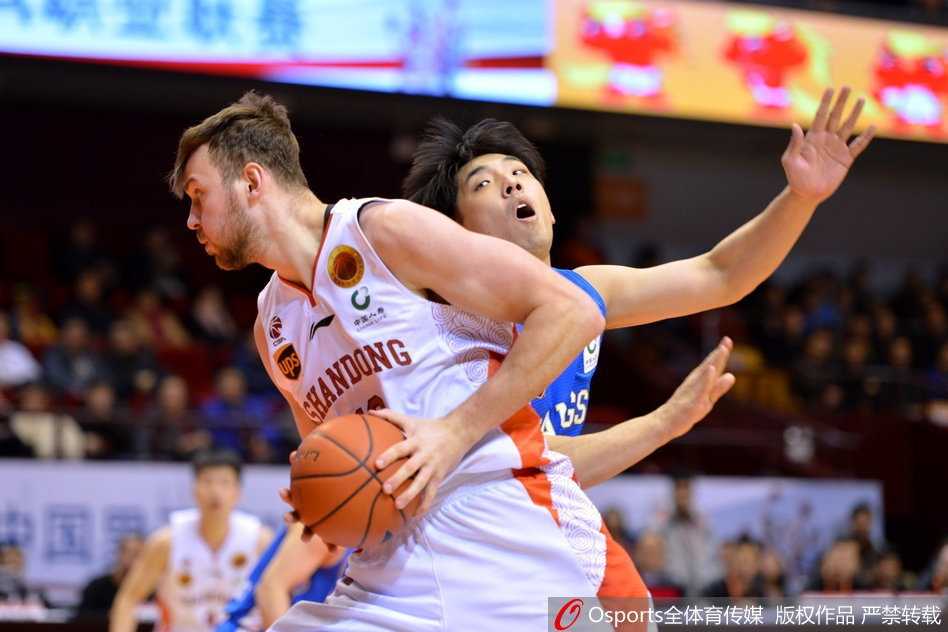 山东大外援莫泰尤纳斯在江苏肯帝亚内线翻江倒海，面对三人包夹依然强硬地将球送入篮筐，展现了篮下霸主的气势。