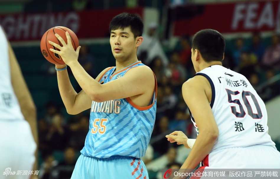 广州队外援在新疆队严密的内线防守下高高跃起，试图完成一次艰难的投篮