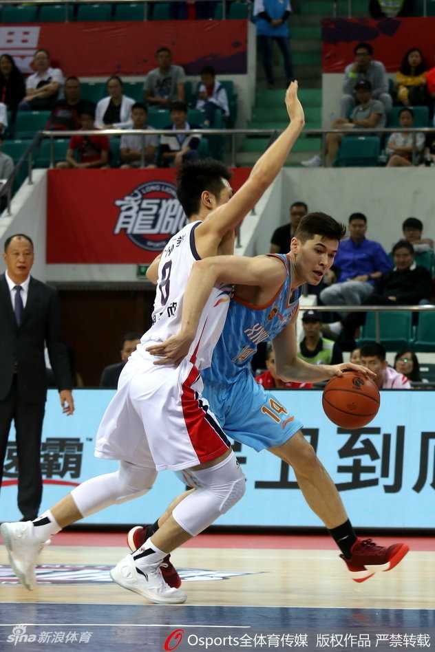 广州队球员在主场大比分落后的情况下依然没有放弃，眼神中透露出坚定的斗志和对胜利的渴望