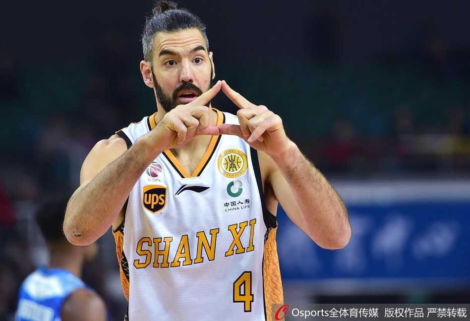 山西队外援沃伦如一道黑色闪电般突破青岛队的防线，高高跃起上演单手劈扣，整个球馆都被他的暴力美学所震撼。