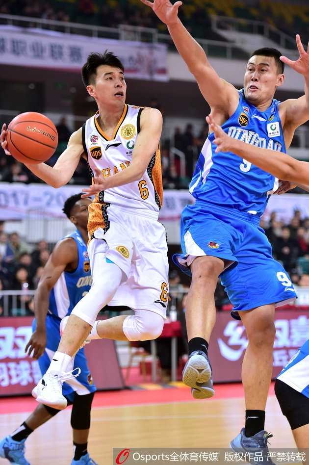 山西队年轻后卫王洪在青岛队高大内线的干扰下，依然勇敢地将球抛向篮筐，完成了一次精彩的压哨上篮，引爆了全场气氛。
